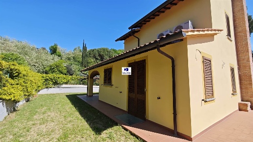 Foto Villa unifamiliare a Reggello Leccio di 220 m² con 7 locali in vendita
