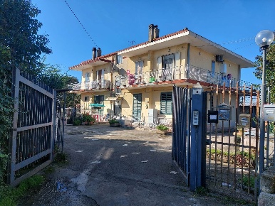 Foto Casa indipendente a Pontecagnano Faiano di 300 m² con 10 locali