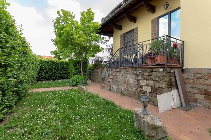 Foto Casa indipendente in via Enrico Fermi, Campi Bisenzio Centro di 465 m²