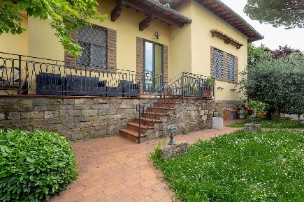 Foto Casa indipendente in via Enrico Fermi, Campi Bisenzio Centro di 465 m²