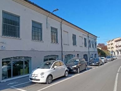 Foto Negozio in VIA DOGALI 2, Crema Semicentro di 132 m² con 2 locali