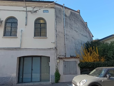 Foto Negozio in VIA DOGALI 2, Crema Semicentro di 132 m² con 2 locali