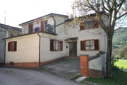 Foto Villa bifamiliare in Via Piano di Pontedazzo, Cantiano di 125 m²