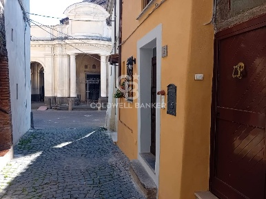 Foto Appartamento in Via San Pio, Sutri Centro di 65 m² con 3 locali