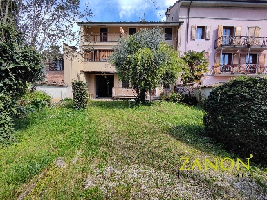 Foto Case semi ndipendenti in Viale XX Settembre, Gorizia Centro di 195 m²
