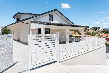 Foto Appartamento in Via Carlo Cattaneo 1, Monterotondo di 240 m²