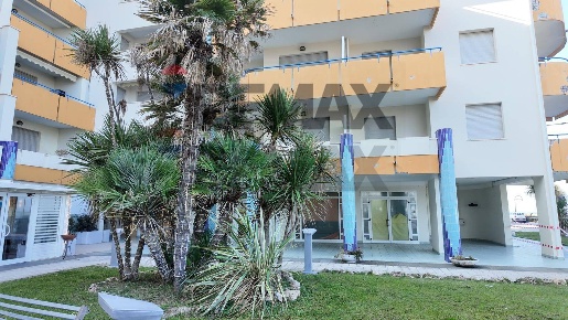 Foto Locale commerciale a Senigallia Lungomare di Ponente di 94 m²