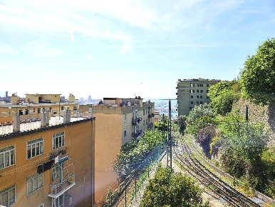 Foto Appartamento in Via Bari, Genova di 80 m² con 6 locali in vendita