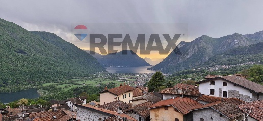 Foto Villa unifamiliare in Via Vignola 118, Carlazzo di 182 m² con 5 locali