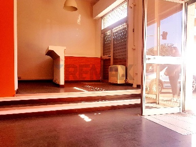 Foto Negozio a Ancona Regione di 60 m² con 2 locali in vendita