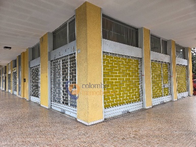 Foto Negozio in viale Giotto 11, Busto Arsizio Sant'Anna di 94 m²