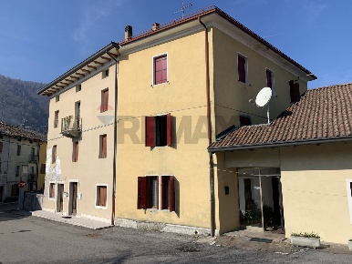 Foto Case semi ndipendenti in Piazza Monte Grappa 8, Seren del Grappa