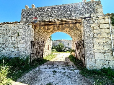 Foto Rustico in Contrada Mandrevecchie, Giarratana di 950 m² con 30 locali