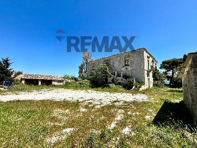 Foto Rustico in Contrada Mandrevecchie, Giarratana di 950 m² con 30 locali