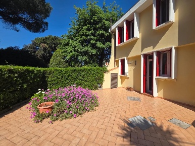 Foto Villa unifamiliare a Cecina Cecina Centro di 180 m² con 6 locali