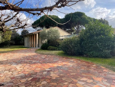 Foto Villa unifamiliare a Pietrasanta di 330 m² con 10 locali in affitto