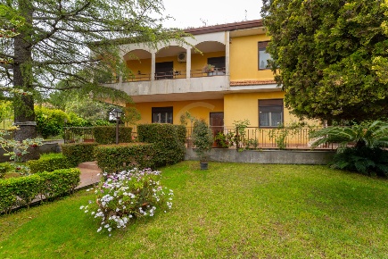 Foto Villa unifamiliare in Via G. Leopardi 11, Pedara Centro di 200 m²