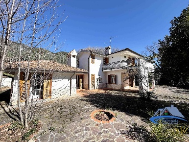 Foto Villa unifamiliare in Strada di Piedimonte 62, Terni di 293 m²