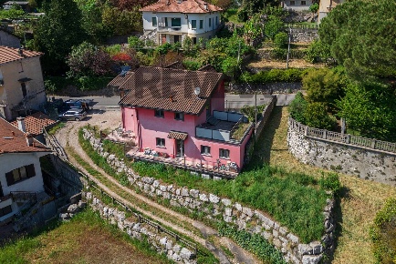 Foto Villa unifamiliare in Via XX Settembre 30, Caravate di 210 m²