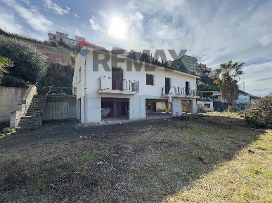 Foto Casa indipendente in S.S. 113 199, Campofelice di Roccella di 374 m²