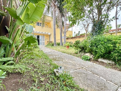 Foto Villa a schiera in Viale Dei Pashà, Melendugno di 96 m² con 8 locali