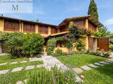 Foto Casa indipendente a Montecchia di Crosara di 550 m² con 9 locali