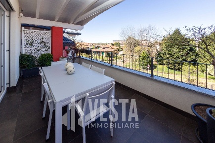 Foto Appartamento in Via Kennedy, Lomagna Centro di 134 m² con 4 locali