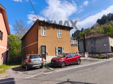 Foto Case semi ndipendenti a Calizzano Centro di 139 m² con 4 locali