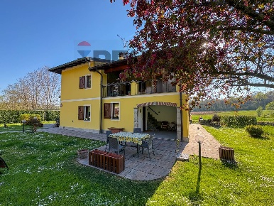 Foto Case semi ndipendenti in Via Bevera 5, Viggiù di 170 m² con 5 locali