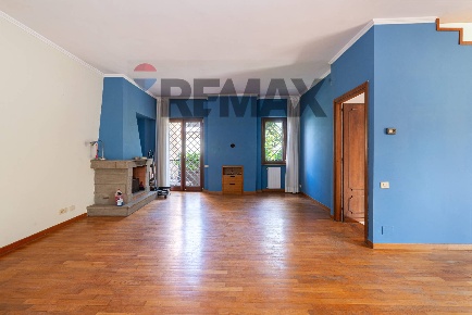 Foto Villa a schiera in Via Sofocle 152, Roma Axa di 300 m² con 8 locali
