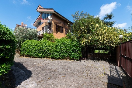 Foto Villa a schiera in Via Sofocle 152, Roma Axa di 300 m² con 8 locali