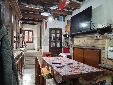 Foto Appartamento in Via Povera Vita 5, Spello Centro di 80 m² con 3 locali