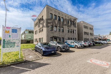 Foto Ufficio in VIA DI VITTORIO 70, Novate Milanese di 109 m² con 3 locali