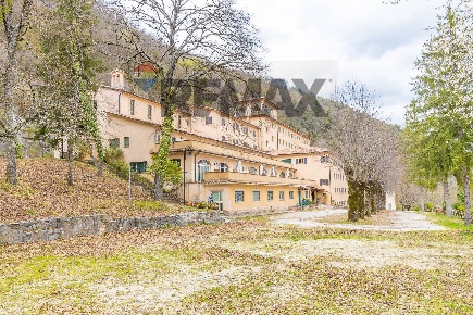 Foto Locale commerciale a Greccio di 2800 m² con 1 locali in vendita