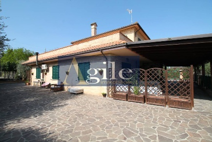 Foto Villa unifamiliare in via molino, Spinetoli di 500 m² con 8 locali