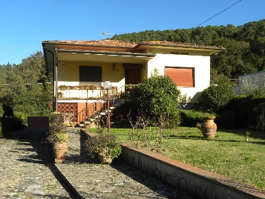 Foto Villa unifamiliare a Capannori di 350 m² con 10 locali in vendita