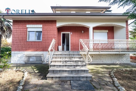 Foto Villa unifamiliare a Cervia di 362 m² con 9 locali in vendita