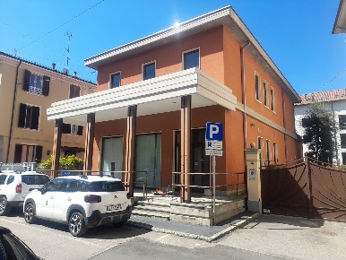 Foto Locale commerciale in via del popolo 22, Langhirano Centro di 400 m²