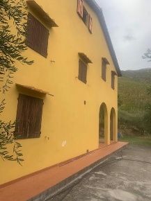 Foto Casa indipendente a Calci Centro di 220 m² con 9 locali in vendita