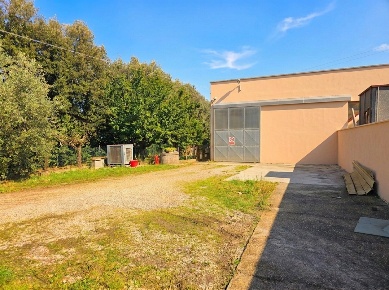 Foto Capannone industriale a Casciana Terme Lari di 410 m² con 2 locali