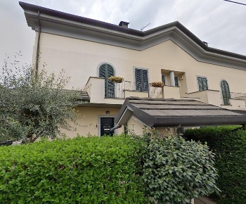 Foto Villa bifamiliare a Lissone Stazione di 200 m² con 5 locali in vendita