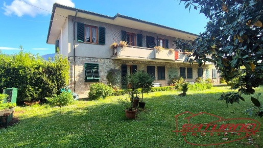 Foto Villa bifamiliare a Capannori Marlia di 220 m² con 7 locali in vendita