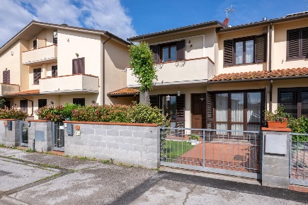 Foto Villa a schiera a Cascina Latignano di 147 m² con 6 locali in vendita