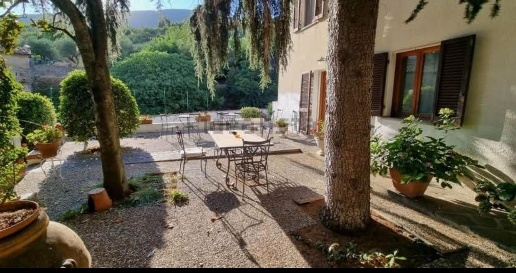 Foto Villa unifamiliare a Calci Centro di 265 m² con 10 locali in vendita