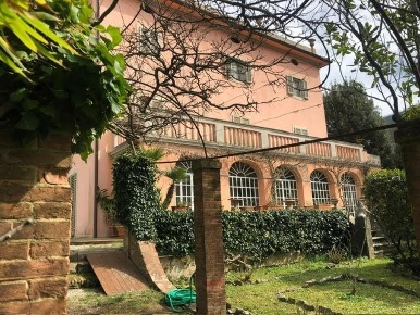 Foto Villa unifamiliare a Calci Centro di 600 m² con 30 locali in vendita