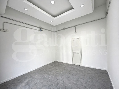 Foto Negozio in Via Napoli 273, Mugnano di Napoli Centro di 15 m²