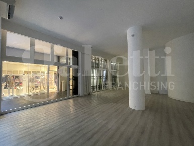 Foto Negozio in Via cantore 15, Verona Centro Storico di 160 m² in vendita