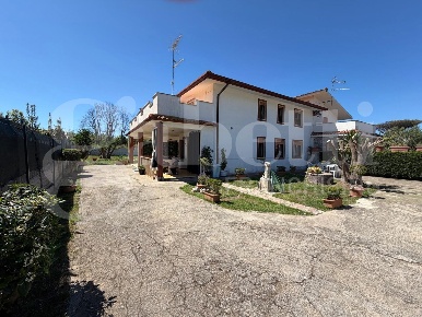 Foto Villa unifamiliare in Strada Valmontorio 1512, Latina di 200 m²