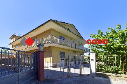 Foto Appartamento in Via Bernasconi 17, San Nicola la Strada di 156 m²