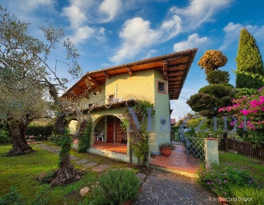 Foto Villa unifamiliare in Via Piave, Forte dei Marmi Centro di 150 m²